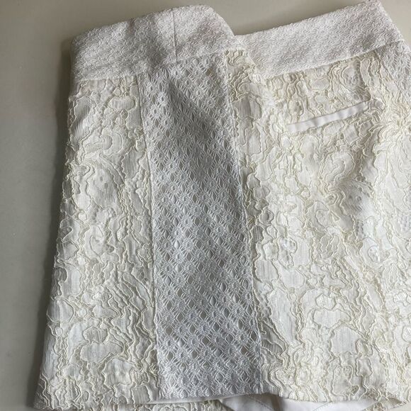 CACHE’ 6 White Fully Lined Lacey  Front Zip Short Shorts - Picture 10 of 12